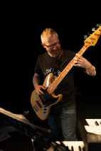 Ein Porträt von Gary, dem Bassisten